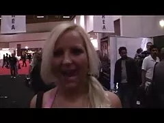 Minha mãe madura está feliz em perfurar todos os buracos, e a alça russa que cai em videospornoamericanos sua mão come até o cotovelo em sua buceta