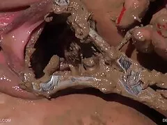 Beer juicer massager em a sofá porno afro americano porra