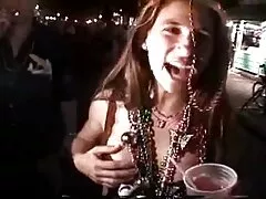 Grande grupo de garanhão de Elevação e gozada xvideo morena americana na boca
