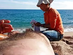 Gangbang na praia, com penetração sites porno americanos em todos os turcos