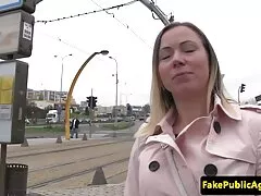 Bombardear o buraco de porno com americana uma garota bêbada com um pau de borracha