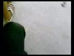 O pai incestuosamente arrastou o grande pulmão filmepornoamericano de sua filha em um pau.