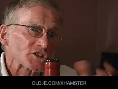 Massagista decidiu esconder sua experiência de massagem inexperiente com porno americana o cliente
