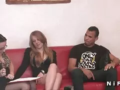 Brincalhão babe ativamente monta um pono amercano pau jovem